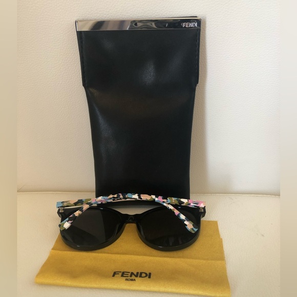 Fendi Black Round Sunglasses Made in Italy - Picture 6 of 9